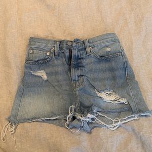BDG DISTRESSED SHORTS SIZE 25